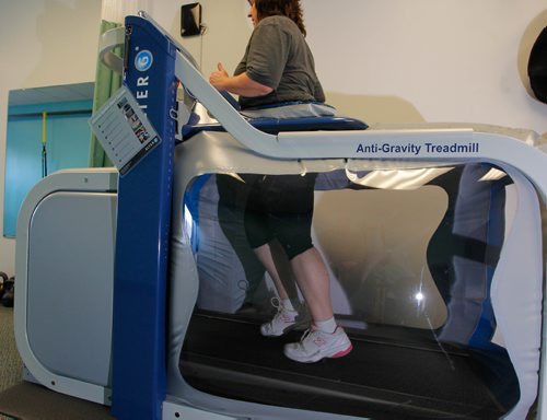 BORIS MINKEVICH / WINNIPEG FREE PRESS
HEALTH - Anti-gravity treadmill. Patti Dech uses the new anti-gravity treadmill at Healthview Therapy Centre on Roblin Blvd. Previously Dech couldn't run at all because of a bad knee and other issues. Joel Schlesinger story. March 20, 2017 170320