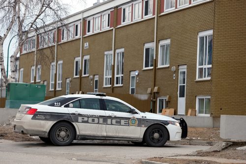 WAYNE GLOWACKI / WINNIPEG FREE PRESS

A police car is parked outside the row housing at 476 King St. near Dufferin Ave. Wednesday morning after two people are assaulted . March 22    2017