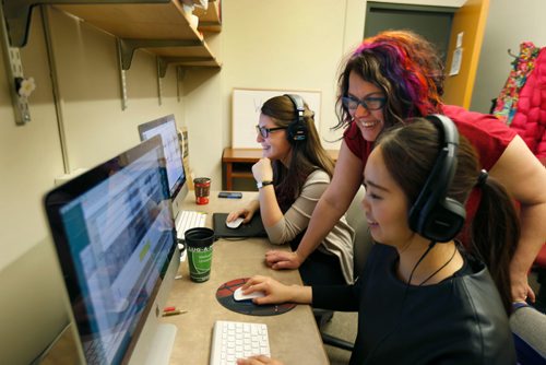 WAYNE GLOWACKI / WINNIPEG FREE PRESS

49.8  In centre, Nicole Rosen is working on documenting dialects of Manitoba.  She is in the U of M language lab with students Lanlan Li, at right and Renee Lint. Melissa Martin story    March 23    2017