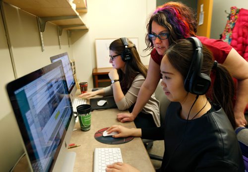 WAYNE GLOWACKI / WINNIPEG FREE PRESS

49.8 Nicole Rosen,centre, is working on documenting dialects of Manitoba. She is in the U of M language lab with students Lanlan Li, at right and Renee Lint. Melissa Martin story    March 23    2017