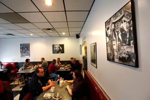 WAYNE GLOWACKI / WINNIPEG FREE PRESS

This City/Sunday. Old movie stars look out at the crowd at Red Eye Diner, 3132 Main Street. David Sanderson story    March 24    2017