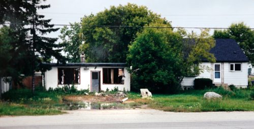 WAYNE GLOWACKI / WINNIPEG FREE PRESS

This City/Sunday.  A family photo from 1999. This is the  property Fred and Janet  Bauer  purchased in 1999.  They demolished the building at left and built the Eye Opener Diner restaurant  at 3132 Main Street. (Fred has since passed away.) David Sanderson story    March 24    2017