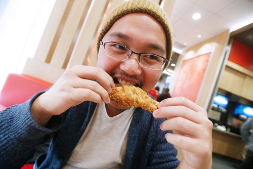 JOHN WOODS / WINNIPEG FREE PRESS
Jay Jimenez eats at Jollibee Monday, March 27, 2017.