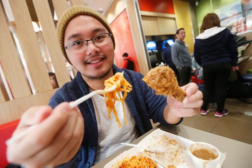 JOHN WOODS / WINNIPEG FREE PRESS
Jay Jimenez eats at Jollibee Monday, March 27, 2017.