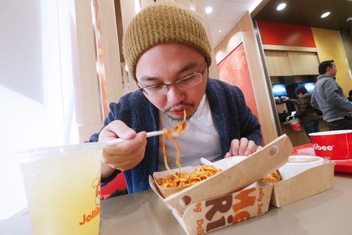 JOHN WOODS / WINNIPEG FREE PRESS
Jay Jimenez eats at Jollibee Monday, March 27, 2017.