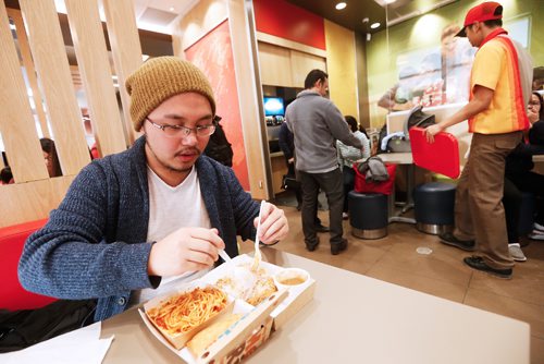 JOHN WOODS / WINNIPEG FREE PRESS
Jay Jimenez eats at Jollibee Monday, March 27, 2017.