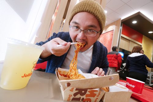 JOHN WOODS / WINNIPEG FREE PRESS
Jay Jimenez eats at Jollibee Monday, March 27, 2017.