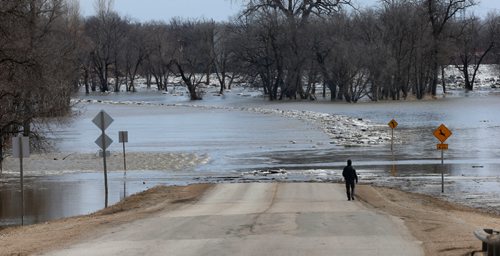 WAYNE GLOWACKI / WINNIPEG FREE PRESS

The Red River has flooded a section of Highway 204 just on the east side of the  Selkirk Bridge in Selkirk,Mb. Thursday afternoon.  March 30     2017