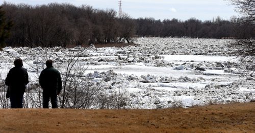 WAYNE GLOWACKI / WINNIPEG FREE PRESS
Ice began to flow north on the Red River near the Selkirk Bridge in Selkirk,Mb. Thursday afternoon. (The bridge was closed to traffic Thursday as the Red River has flooded a section of Highway 204 just on the east side of the bridge.)  March 30     2017