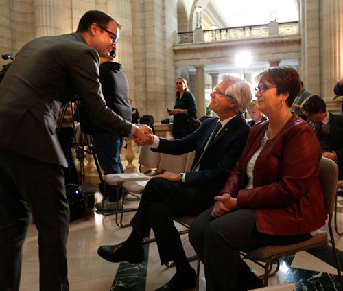 WAYNE GLOWACKI / WINNIPEG FREE PRESS

In centre, Jim Carr, Natural Resources Minister shakes the hand of Chris Goertzen, president, Association of Manitoba Municipalities for Manitoba  with Eileen Clarke,Indigenous and Municipal Relations Minister,at right for  the public transit infrastructure funding announcement in the Rotunda in the Legislative Building Friday. Larry Kusch  story March 31     2017