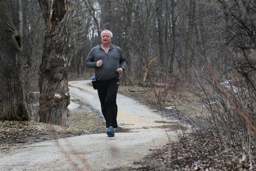 RUTH BONNEVILLE  / WINNIPEG FREE PRESS

ENT Front: Jeff Rogers runs through Assiniboine Park recently.  Rogers tried and failed quitting smoking 17 times. When he finally kicked that habit, he packed on weight. Then, he discovered running, and it saved his life. Now 100 lbs lighter, Rogers is one of the clinic coaches for Run to Quit, a Canadian Cancer Society a Running Room initiative that is getting people to butt out by getting their butts in gear. 

March 31, 2017