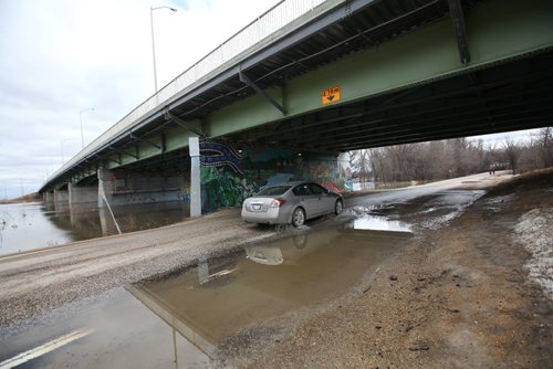 RUTH BONNEVILLE  / WINNIPEG FREE PRESS


A car drives under the bridge of the south perimeter hwy on Kilkenny Drive with the Red River cresting up to its edge Saturday.
 

April 01, 2017