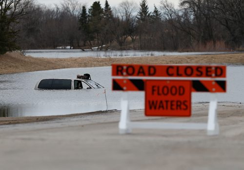 JOHN WOODS / WINNIPEG FREE PRESS
Red River Drive at Marchand Road has some road closures due to water over the road Sunday, April 2, 2017.