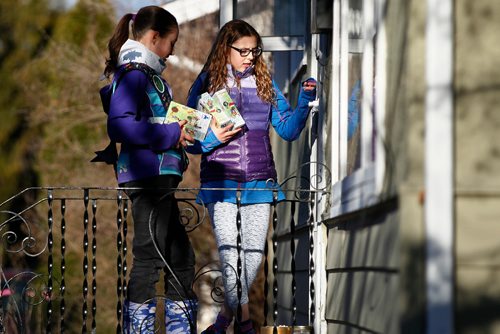 JOHN WOODS / WINNIPEG FREE PRESS
Guides sell cookies door to door in Windsor Park Monday, April 3, 2017. 2017 is the 90th anniversary of Guides Canada