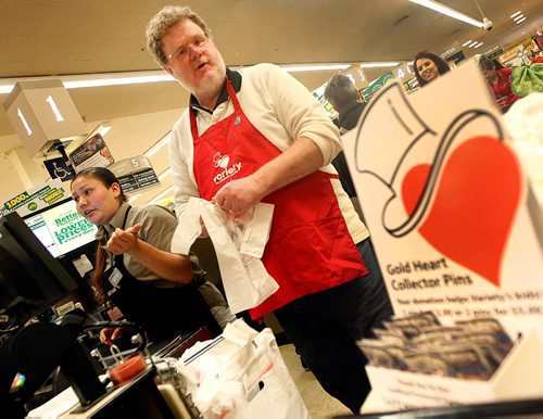PHIL HOSSACK / WINNIPEG FREE PRESS  -  Doug Spiers loads bags with groceries working as a "Celebrety Bagger at the River and Osborne Safeway tuesday, taking part in Variety's Gold Heart Campaign. See Doug Spiers story -  April 4, 2017