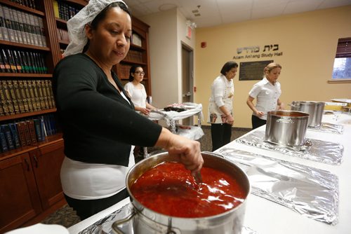 JOHN WOODS / WINNIPEG FREE PRESS
Nancy Ramos prepares kosher food prior to a community Pesach Seder meal at Chabad-Lubavitch Jewish Learning Centre Monday, April 10, 2017.