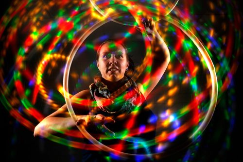 JOHN WOODS / WINNIPEG FREE PRESS
Karrie Blackburn, owner of Kurrent Motion, teaches an acrobatic hola hooping class at Valley Gardens Community Centre Tuesday, April 11, 2017. Blackburn also makes and sells her own hula hoops.