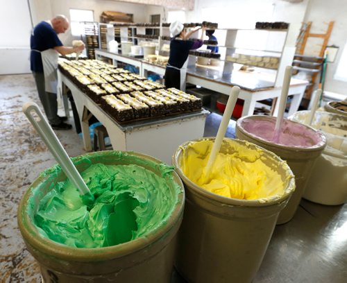 WAYNE GLOWACKI / WINNIPEG FREE PRESS

Sunday This City. Lots of cake icing on hand at Jeanne's Bakery, 931 Notre Dame Ave.  Dave Sanderson  story April 12     2017