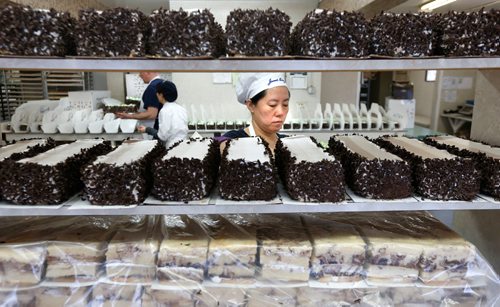 WAYNE GLOWACKI / WINNIPEG FREE PRESS

Sunday This City.  Li Pan ices cakes at Jeanne's Bakery, 931 Notre Dame Ave.  Dave Sanderson  story April 12     2017