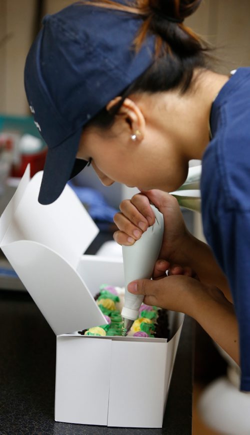 WAYNE GLOWACKI / WINNIPEG FREE PRESS

Sunday This City.  Cake decorator Ashley Bradburn writes the messages on the cakes  at Jeanne's Bakery, 931 Notre Dame Ave.  Dave Sanderson  story April 12     2017