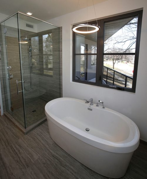WAYNE GLOWACKI / WINNIPEG FREE PRESS

Homes. The infill condo project at 218 Enfield Crescent in St. Boniface. The tub and shower in the bathroom in the second floor condo.    Todd Lewys story April 13 2017
