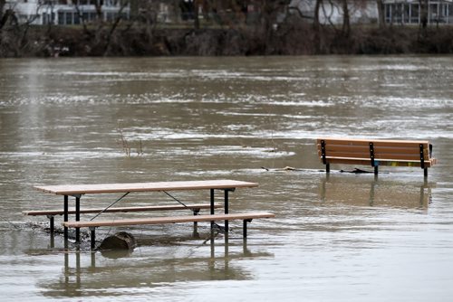 TREVOR HAGAN / WINNIPEG FREE PRESS
A table and bench where Omands Creek meets the Assiniboine River, Sunday, April 16, 2017.