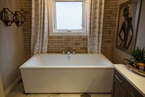 MIKE DEAL / WINNIPEG FREE PRESS
New home feature at 220 Bonaventure Drive East.
master bathroom
170417 - Monday, April 17, 2017.