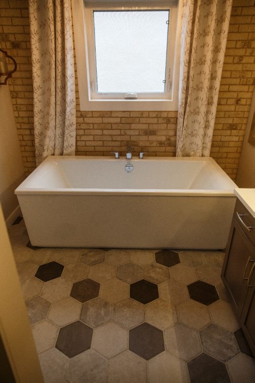 MIKE DEAL / WINNIPEG FREE PRESS
New home feature at 220 Bonaventure Drive East.
master bathroom
170417 - Monday, April 17, 2017.