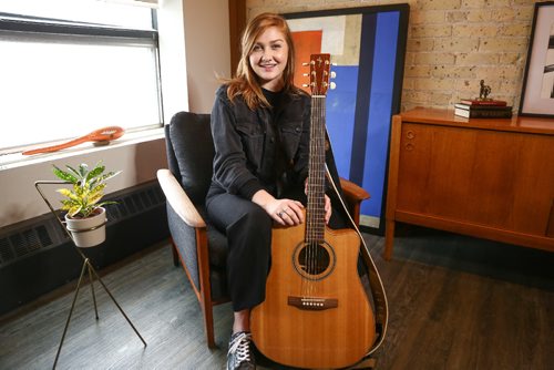 MIKE DEAL / WINNIPEG FREE PRESS
An Exchange Sessions featuring Olivia Lunny at the Apartment521 furniture store on Hargrave Street.
170417 - Monday, April 17, 2017.