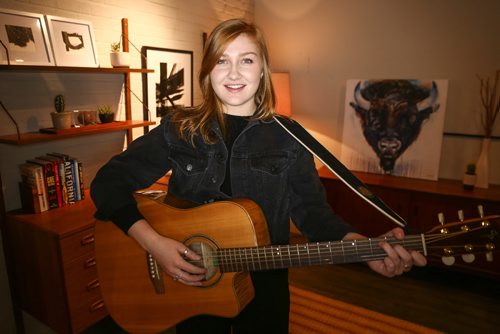 MIKE DEAL / WINNIPEG FREE PRESS
An Exchange Sessions featuring Olivia Lunny at the Apartment521 furniture store on Hargrave Street.
170417 - Monday, April 17, 2017.