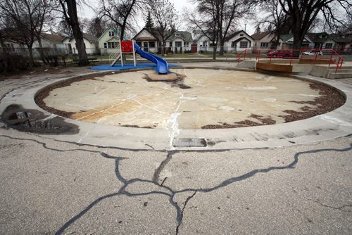 WAYNE GLOWACKI / WINNIPEG FREE PRESS

The wading pool at Weston Park along Logan Ave.    Aldo Santin  story April 17 2017