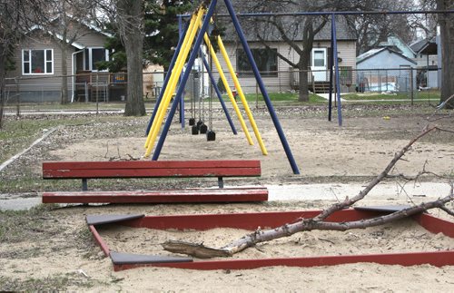 WAYNE GLOWACKI / WINNIPEG FREE PRESS

The sandbox and swings at Weston Park along Logan Ave.    Aldo Santin  story April 17 2017