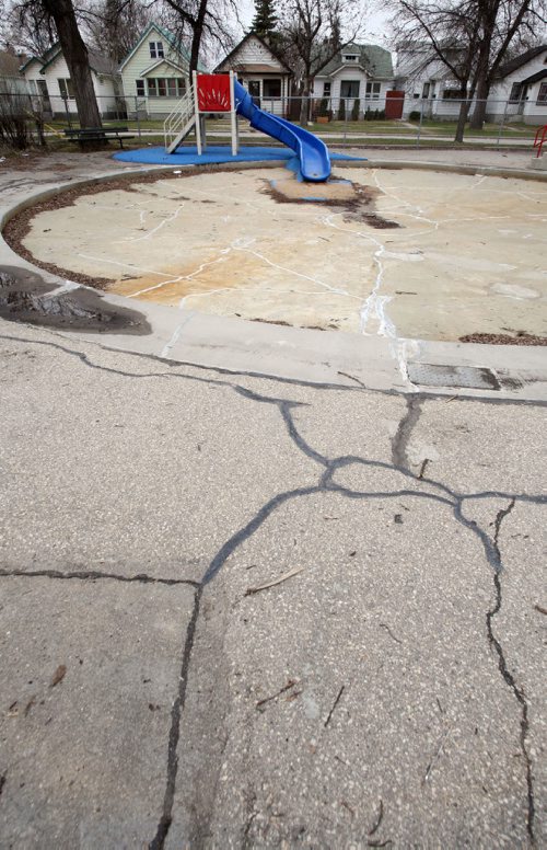 WAYNE GLOWACKI / WINNIPEG FREE PRESS

The wading pool at the Weston Park along Logan Ave.    Aldo Santin  story April 17 2017