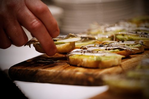 JOHN WOODS / WINNIPEG FREE PRESS
An attendee samples Segovia's White anchovies with pear and avocado at the Taste Of The Nation for No Kid Hungry 2017 fundraising event at the Fairmont Monday, April 17, 2017.