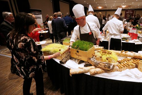 JOHN WOODS / WINNIPEG FREE PRESS
Tim Palmer, Fairmont Executive Chef, talks to an attendee at the Taste Of The Nation for No Kid Hungry 2017 fundraising event at the Fairmont Monday, April 17, 2017.