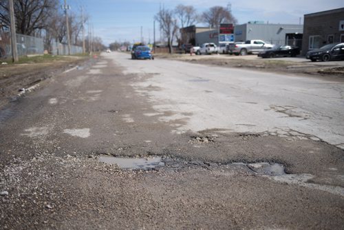 JEN DOERKSEN/WINNIPEG FREE PRESS
Chevrier Boulevard came first for worst road in Winnipeg. Tuesday, April 18, 2017.