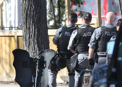 WAYNE GLOWACKI / WINNIPEG FREE PRESS

The Winnipeg Police Tactical Support Team watch a house in the 500 block of Spence St. near Sargent Ave. Friday morning that neighbours said was drug house. At least two women were taken into custody. April 21 2017