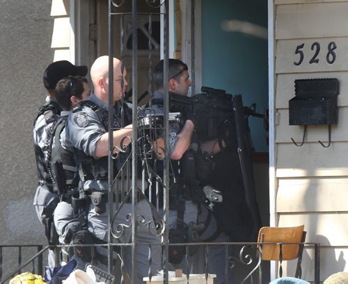 WAYNE GLOWACKI / WINNIPEG FREE PRESS

The Winnipeg Police Tactical Support Team approach a house in the 500 block of Spence St. near Sargent Ave. Friday morning that neighbours said was a drug house. At least two women were taken into custody. April 21 2017