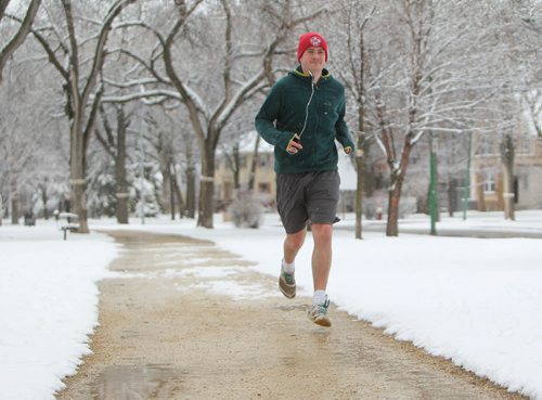 RUTH BONNEVILLE /  WINNIPEG FREE PRESS


 Dave Barchyn makes his way down Wellington Crescent in his shorts in a winter like scene surrounding him for his usual morning run Saturday morning.  
Standup 
April 22, 2017