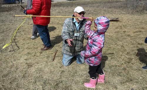MIKE DEAL / WINNIPEG FREE PRESS
Volunteer Peter H. helps Averie Peter, 5, try out an Atl Atl during the FortWhyte Alive annual Earth Day celebration on Sunday.
170423 - Sunday, April 23, 2017.
