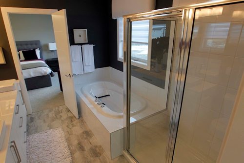 BORIS MINKEVICH / WINNIPEG FREE PRESS
7 Snowberry Circle in Sage Creek. Broadview Homes. Baster bathroom. April 24, 2017