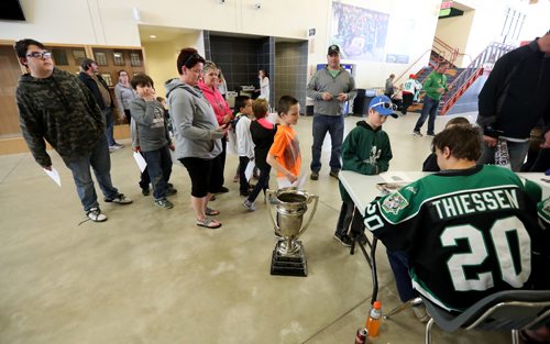 TREVOR HAGAN / WINNIPEG FREE PRESS
Riley Thiessen, captain of the Portage Terriers, signing autographs at a rally at Stride Place in Portage la Prairie, Wednesday, April 26, 2017.