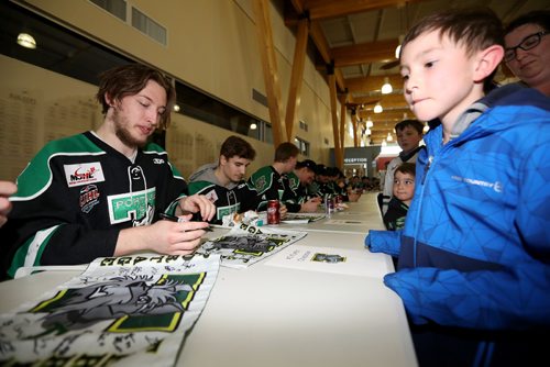 TREVOR HAGAN / WINNIPEG FREE PRESS
Portage Terriers goaltender, Kurtis Chapman, sighing an autograph for Lucas Ammeter, 7, at a rally at Stride Place in Portage la Prairie, Wednesday, April 26, 2017.