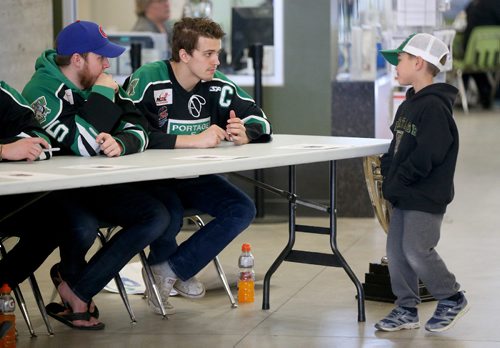 TREVOR HAGAN / WINNIPEG FREE PRESS
Josh Martin and Riley Thiessen, captain of the Portage Terriers, talking to Hayden Tkachyk, 6, of Elm Creek, at a rally at Stride Place in Portage la Prairie, Wednesday, April 26, 2017.