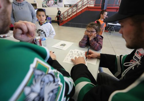 TREVOR HAGAN / WINNIPEG FREE PRESS
Emma Beaulieu, 5 smiles as she looks at Portage Terriers' Scott Mickoski, as Lane Taylor signs an autograph at a rally at Stride Place in Portage la Prairie, Wednesday, April 26, 2017.