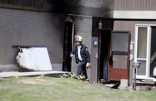 TREVOR HAGAN / WINNIPEG FREE PRESS
A fire in an apartment building near the corner of Dartmouth Drive and Snow Street, next to Victoria Hospital, Saturday, April 29, 2017.