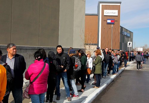 BORIS MINKEVICH / WINNIPEG FREE PRESS
Outlet Collection opens it's doors to the public today. The outlet mall is located on the corner of Kenaston and Sterling Lyon Parkway. The lineups outside were huge. May 3, 2017