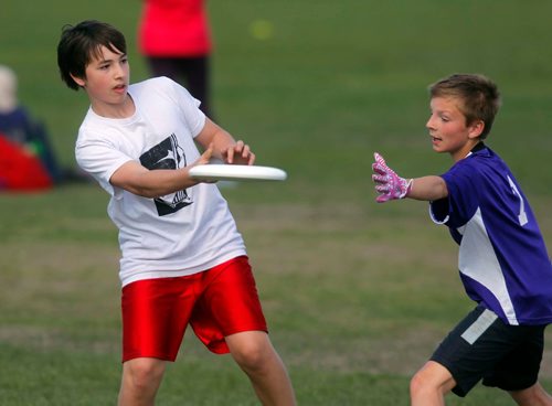 BORIS MINKEVICH / WINNIPEG FREE PRESS
Louis Riel School Division middle years Ultimate league play at Hastings School fields. From left, Shamrock School player Owen Naismith throws the disc past École Marie-Anne-Gaboury's #7 Daniel Green. STANDUP PHOTO. May 3, 2017