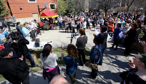 TREVOR HAGAN / WINNIPEG FREE PRESS
A rally to save the Misericordia urgent care facility, Thursday, May 4, 2017.