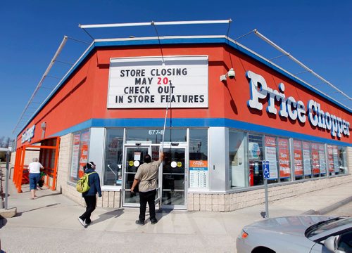 BORIS MINKEVICH / WINNIPEG FREE PRESS
Price Choppers on Pembina Highway and Stafford is shutting down on May 20th. It will be opened up later on as a Giant Tiger by the Northwest Company. May 5, 2017